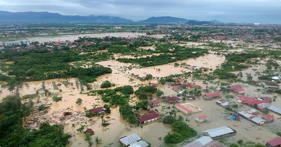 إعصار "بينها" يضرب الفلبين: فيضانات عارمة تحاصر القرى وتخلف ضحايا وآلاف النازحين 1 8 405