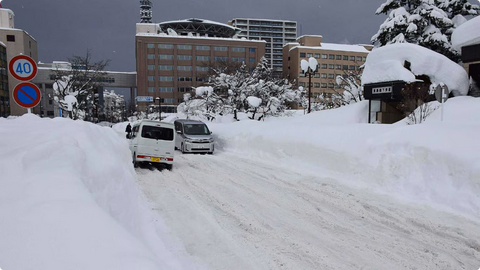 شتاء اليابان القاسي: الثلوج القياسية تودي بحياة 46 شخصاً وتشلّ الحركة في الشمال 1 88 157