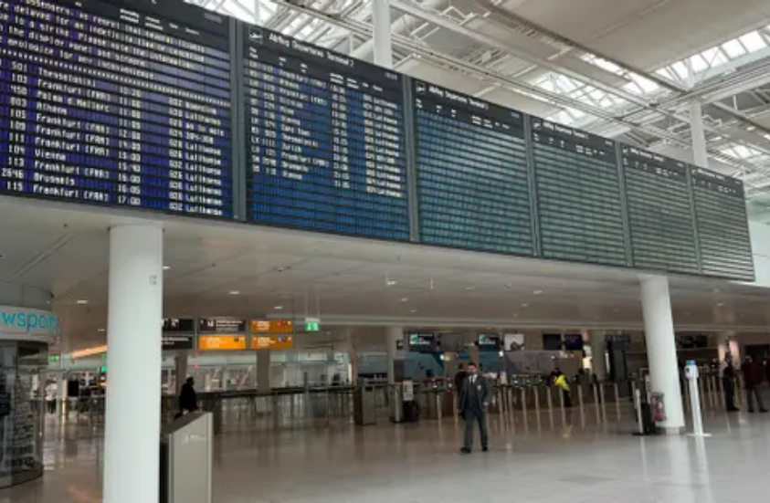 تأخر بدء الرحلات الجوية بمطار ميونيخ الألماني بسبب رصد مسيّرات 1 888 100