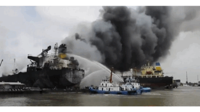 عشرة قتلى و21 جريحاً في حريق جديد يلتهم ناقلة نفط قيد التصليح في إندونيسيا 5 888 106