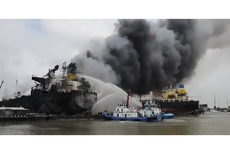 عشرة قتلى و21 جريحاً في حريق جديد يلتهم ناقلة نفط قيد التصليح في إندونيسيا 1 888 106
