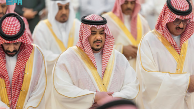 نائب أمير الرياض يؤدي صلاة الميت على حرم الشيخ سلطان بن سلمان بن حثلين بجامع الإمام تركي 2 888 154