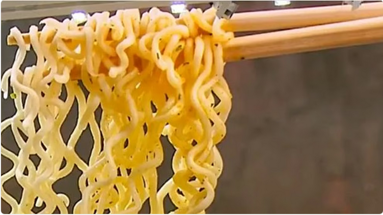 تحقيق في وفاة طفل بعد تناوله "إندومي" نيئًا في مصر 1 888 81