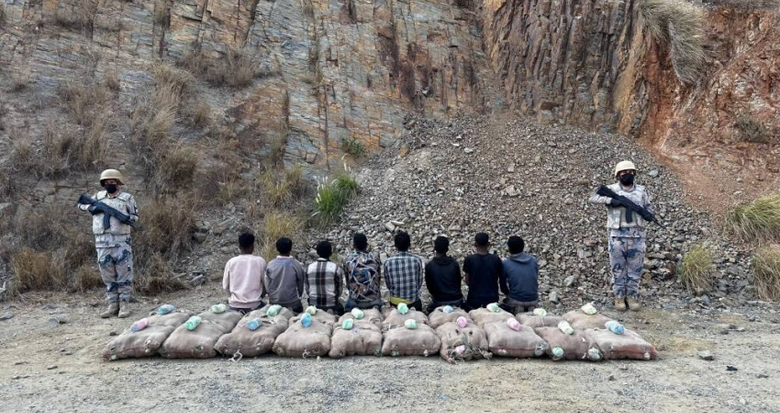 حرس الحدود بجازان يقبض على (8) مخالفين لتهريبهم (360) كيلوجرامًا من القات المخدر 1 9 2 12
