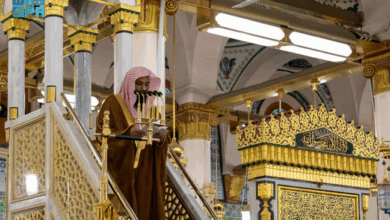 خطيب المسجد النبوي يحذر من "البطر والتفاخر" ويصف الكبر بأنه داء يكسر قلوب الضعفاء 4 9 2 6