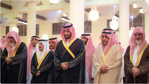 ولي العهد يؤدي صلاة الميت على سماحة الشيخ عبدالعزيز بن عبدالله بن محمد آل الشيخ -رحمه الله- 1 9 409