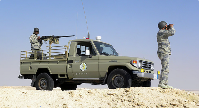 حرس الحدود ينقذ مواطنًا تعطلت مركبته في رمال الربع الخالي 1 9 435