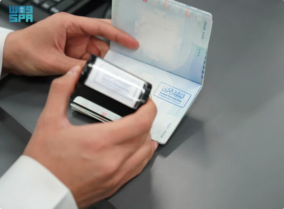 الجوازات تحتفي باليوم الوطني الكويتي الـ65 عبر المنافذ الدولية 1 9 443