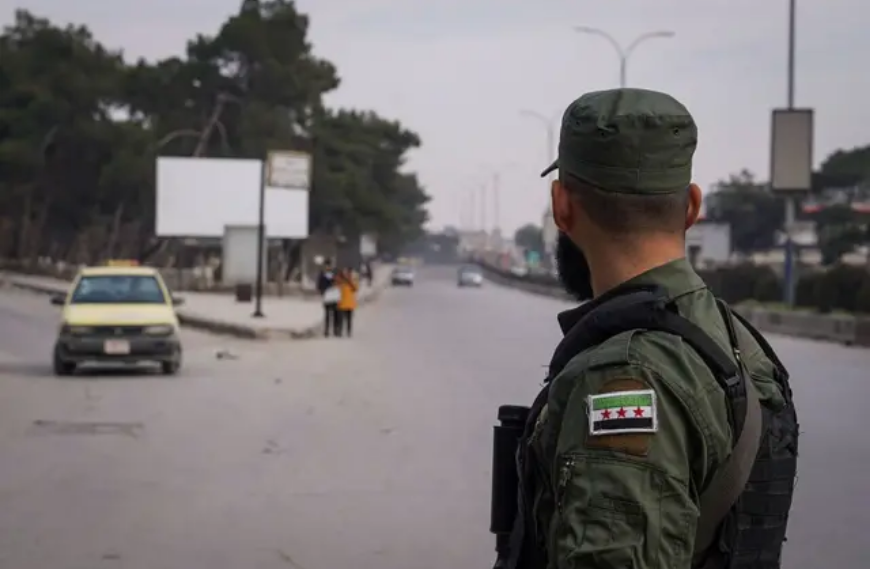 الجيش السوري يُنهي تمشيط “الشيخ مقصود” ويصادر أسلحة ثقيلة تابعة لـ”قسد” 1 99 2 16