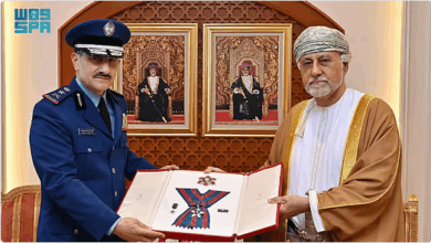 سُلطان عُمان يمنح قائد القوات الجوية الملكية السعودية وسام عُمان العسكري 4 99 232