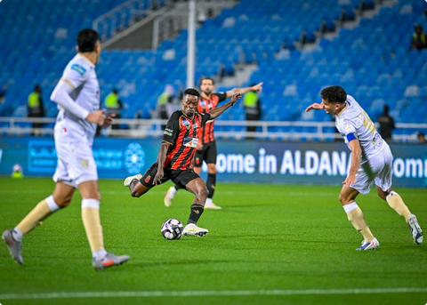 توهج "مارتينيز" وصمود "السكري".. التعاون يقهر الرياض بـ«هاتريك» تاريخي ويقتحم المركز الثالث 1 99 240