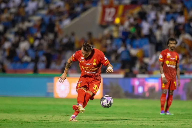 القادسية ينتزع فوزًا مثيرًا على الخليج في "الوقت القاتل" من دوري روشن 1 999 157