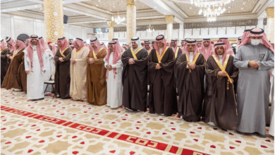 نائب أمير الرياض يتقدم المصلين على جثمان "نايف بن لبده" 3 999 182
