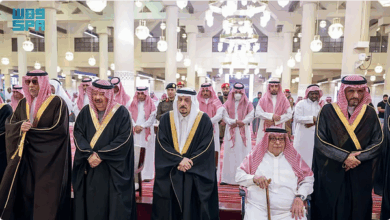 أمير الرياض يؤدي صلاة الميت على الأمير عبدالله بن فهد بن عبدالله بن مساعد 2 999 188