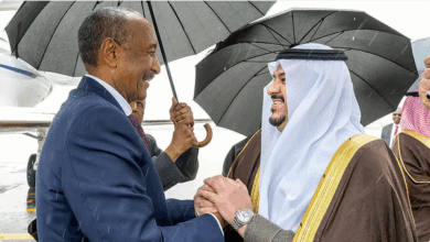 رئيس مجلس السيادة الانتقالي بجمهورية السودان يصل إلى الرياض وفي مقدمة مستقبليه نائب أمير المنطقة 6 999 193