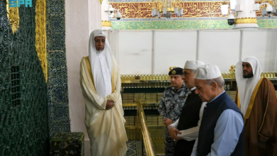 رئيس وزراء باكستان يؤدي الصلاة في المسجد النبوي 5 999 3 12