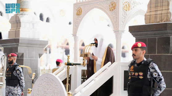 إمام المسجد الحرام يحثّ المسلمين على اغتنام العشر الأواخر وليلة القدر بالاعتكاف والطاعات 1 999 3 9