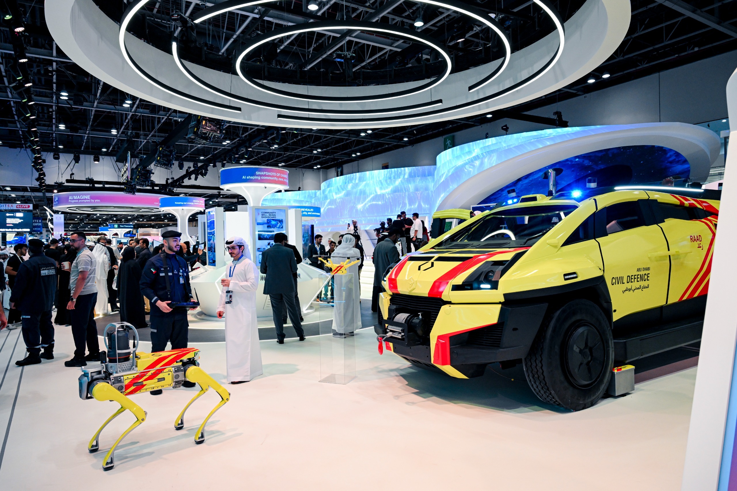 حكومة أبوظبي تُطلق أول موظف حكومي في العالم بتقنية الذكاء الاصطناعي وتُسجّل رقماً قياسياً 1 Showcasing advanced civil defense technologies and smart robotics at the Abu Dhabi Government Pavilion 3