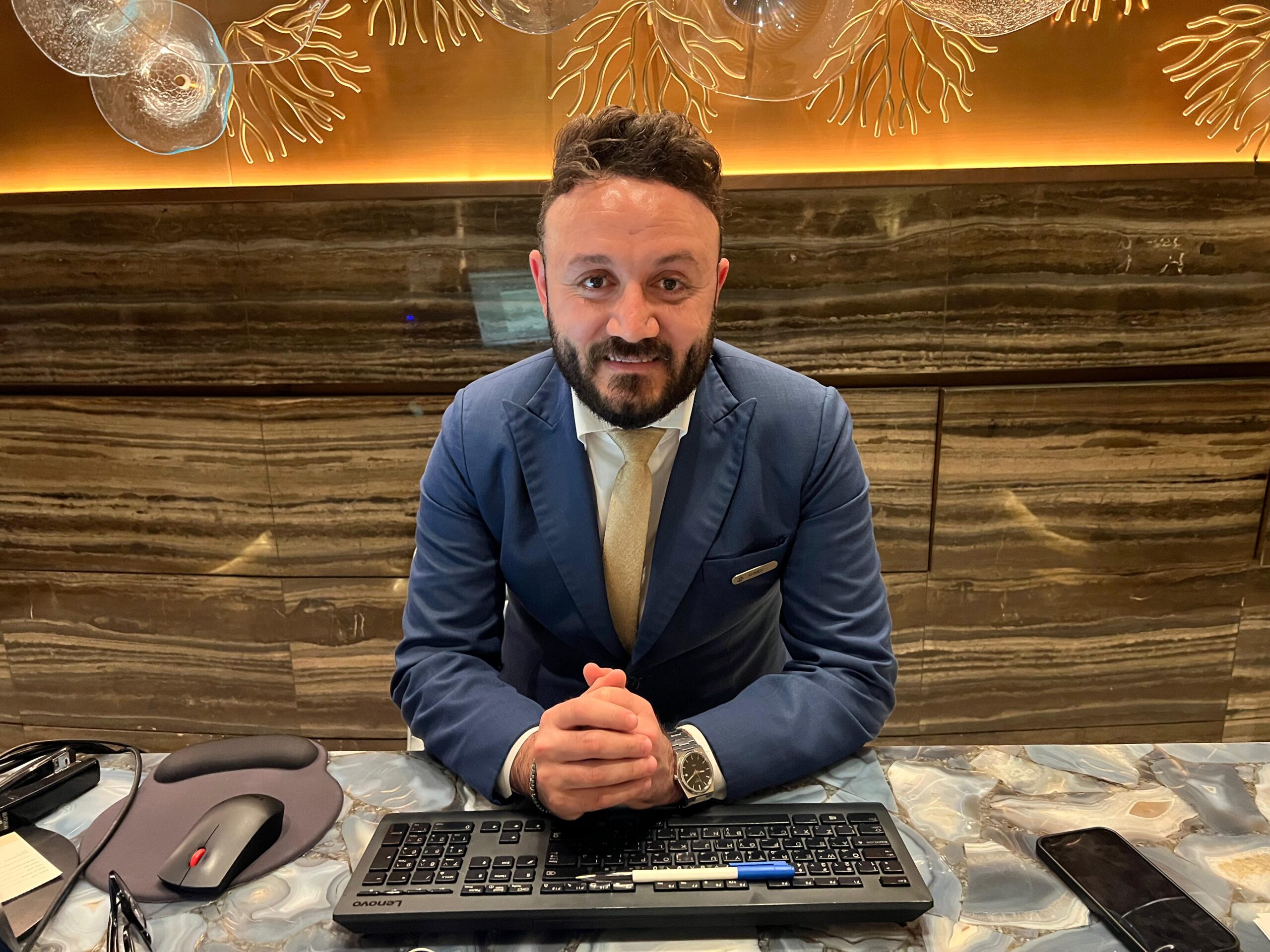 الأستاذ أحمد شوقي يثمن تجربة الضيافة الفندقية في منتجع جميرا السعديات بأبوظبي 1 WhatsApp Image 2025 09 26 at 8.25.28 PM scaled