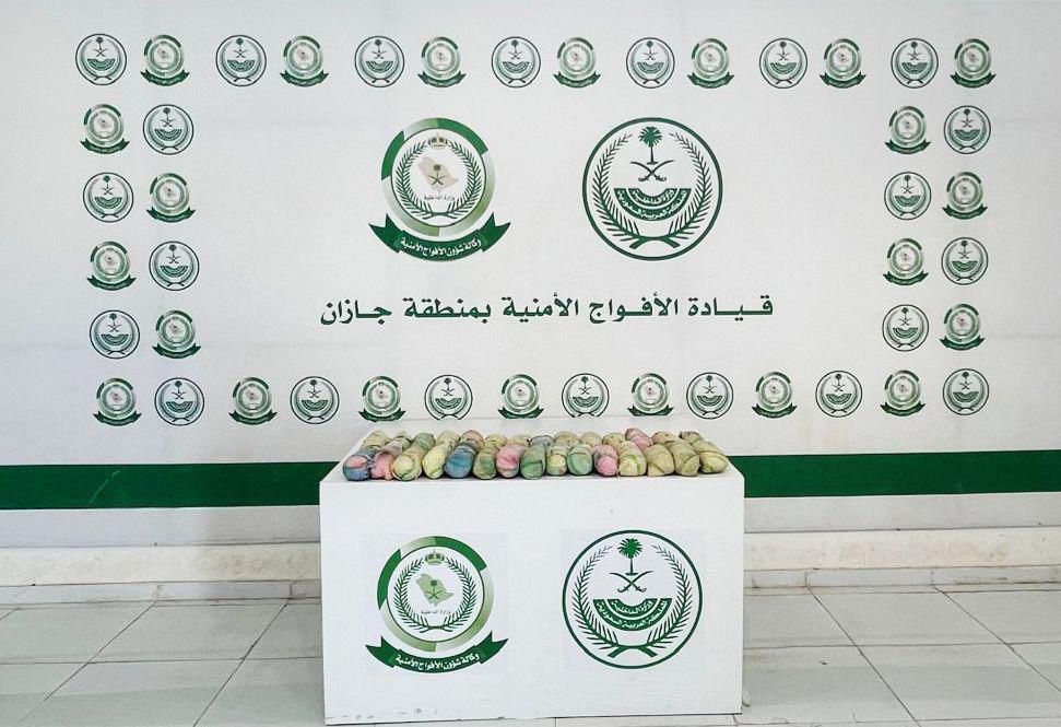 دوريات الأفواج الأمنية بمنطقة جازان تُحبط تهريب ( 11) كيلو جرامًا من نبات القات المخدر 1 WhatsApp Image 2025 11 10 at 6.10.29 PM