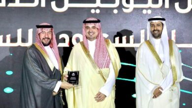 الأمير فهد بن جلوي وعقيل الشيباني يكرّمان الدكتور قاسم الزهير في اليوبيل الذهبي لاتحاد السباحة 4 WhatsApp Image 2026 05 09 at 9.51.40 PM